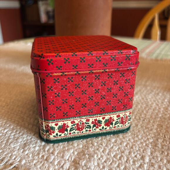 Vintage Christmas Tin Square Red Potpourri Press Collectible Disposable Coaster - Picture 4 of 10